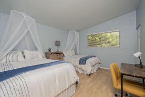 1 Schlafzimmer mit 2 Betten und einem Fenster in der Unterkunft Charming Condo in the Heart of Scottsdale in Scottsdale