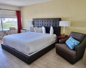 Una cama o camas en una habitación de Chateau Mar Beach Resort