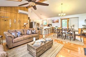 ein Wohnzimmer mit Sofa und Tisch in der Unterkunft Walk to Wolf Run Lake Cottage with Furnished Deck in Albrightsville