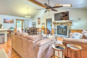 ein Wohnzimmer mit zwei Sofas und einem Kamin in der Unterkunft Walk to Wolf Run Lake Cottage with Furnished Deck in Albrightsville