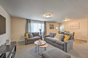ein Wohnzimmer mit 2 Sofas und einem TV in der Unterkunft Glen Cove Home Walk to Boardwalk and Dining! in Glen Cove