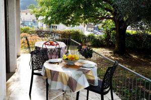 a table with a bowl of fruit on a balcony at Bed&Biker in Mori