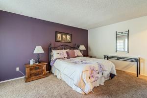 Cozy 2 bedroom Condo with Golf Course views tesisinde bir odada yatak veya yataklar