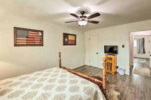 um quarto com uma cama e uma ventoinha de tecto em Fort Worth Retreat with Fenced Yard and Fire Pit! em Fort Worth