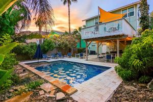Casa con piscina y balcón en Sunny South Padre Home - Steps to the Beach!, en South Padre Island