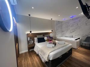 Postel nebo postele na pokoji v ubytování DAOS Suites & Terrace Marbella