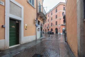 eine leere Straße in einer Gasse mit Gebäuden in der Unterkunft Trilocale Rua Sovera 85 - F&L Aparment in Brescia