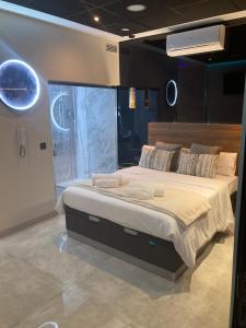 Postel nebo postele na pokoji v ubytování DAOS Suites & Terrace Marbella