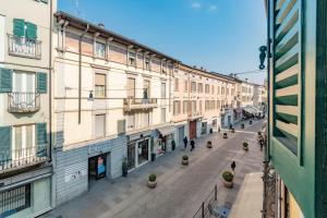 uitzicht op een straat in een stad met gebouwen bij Appartamento Piazza Garibaldi - F&L Apartment in Brescia
