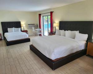 Una cama o camas en una habitación de Chateau Mar Beach Resort