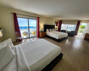 Una cama o camas en una habitación de Chateau Mar Beach Resort