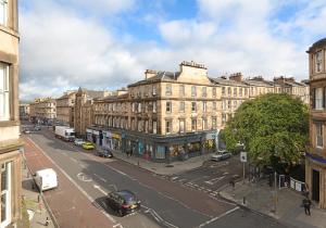 uitzicht op een straat met gebouwen en auto's bij The Newington Residence in Edinburgh