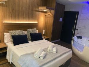 Postel nebo postele na pokoji v ubytování DAOS Suites & Terrace Marbella