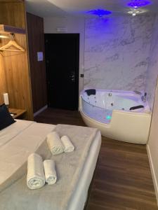 Koupelna v ubytování DAOS Suites & Terrace Marbella + 37 fotografií