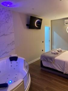 Postel nebo postele na pokoji v ubytování DAOS Suites & Terrace Marbella