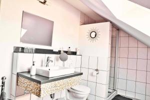 Ένα μπάνιο στο Ferienwohnung Waldblick in der Eifel +11 φωτογραφίες