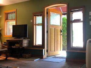 TV a/nebo společenská místnost v ubytování Mistiso's Place Vacation Rentals