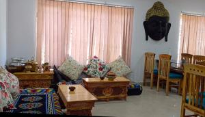 uma sala de estar com um sofá e uma mesa em Ladakh Kingdom, Leh em Leh