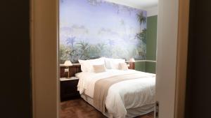 a bedroom with a painting on the wall at Grande Hotel Termas de Araxá in Araxá