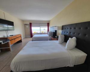 Una cama o camas en una habitación de Chateau Mar Beach Resort