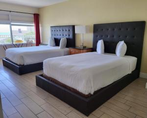 Una cama o camas en una habitación de Chateau Mar Beach Resort