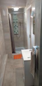 uma casa de banho com um chuveiro e um lavatório. em Made in You - Oporto Rooms no Porto