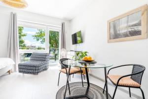 Televízia a/alebo spoločenská miestnosť v ubytovaní Apartament UKIEL PARK 30 przy Plaży Miejskiej - klimatyzacja,free parking,FV