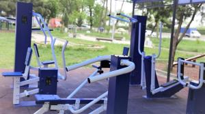 Un gimnasio con aparatos azules y blancos en un parque. en Avlabari Apartment - NEW ONE, en Tiflis