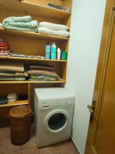 - Lavadora y secadora en una habitación con armario en Lar do Pilís, en Ourense
