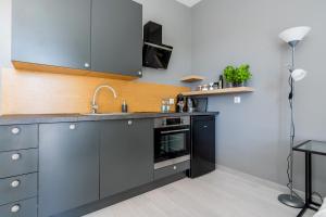 Kuchyňa alebo kuchynka v ubytovaní Apartament UKIEL PARK 30 przy Plaży Miejskiej - klimatyzacja,free parking,FV + 16 fotografií