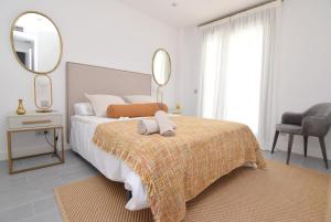 Postel nebo postele na pokoji v ubytování Blossom Benalmádena Pueblo + 11 fotografií