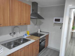 Losa del ObispoにあるApartamento rural Casa Caloのシンクと電子レンジのある小さなキッチン +5枚の写真