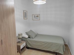 niewielka sypialnia z łóżkiem i lampką w obiekcie Apartamento rural Casa Calo 
