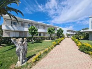 un edificio con un camino delante de un edificio en Hotel La Buca Del Gatto en Marina di Cecina