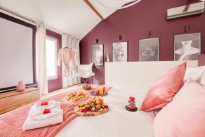 um quarto com uma cama com uma bandeja de frutas em Swim&Chill By Weloveyou em Cormeilles-en-Parisis