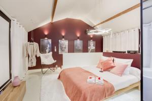 um quarto com uma cama com dois sapatos em Swim&Chill By Weloveyou em Cormeilles-en-Parisis