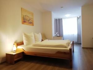 Ένα ή περισσότερα κρεβάτια σε δωμάτιο στο Hotel Hanseatic-garni +42 φωτογραφίες