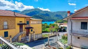 vistas al lago desde una ciudad con edificios en Casa Bannella en Colle della Sponga