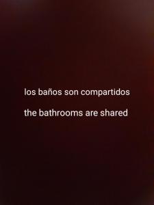 un cartel que lee los baterias hijo compatriotas los baños son compartidos en SLEEPING PORTOMARIN 2, en Portomarín