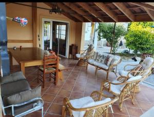 d'une terrasse avec des chaises, une table et une table en bois. dans l'établissement Quinta Lameira do Vale, à Fundão