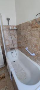 La salle de bains est pourvue d'une baignoire et d'une douche. dans l'établissement Refuge Arago, à Vernet-les-Bains