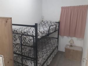 1 Schlafzimmer mit 2 Etagenbetten in einem Zimmer in der Unterkunft Cabañas Lugar Escondido in Mendoza