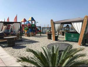 un parque infantil en la playa con en Villa Elios, en Gizzeria