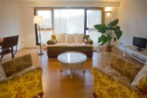 a living room with a couch and a glass table at Casa junto a Reserva del Saja, bosque y montaña in Arenas de Iguña
