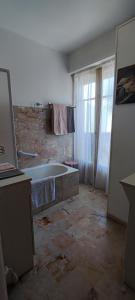 uma casa de banho com banheira num quarto em Refuge Arago em Vernet-les-Bains