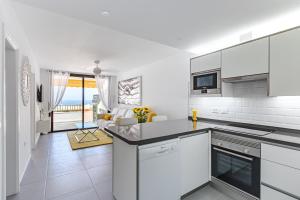 Kuchnia lub aneks kuchenny w obiekcie BuenaVista Sunflower Apartment in Playa La Arena