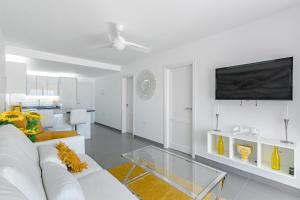 Telewizja i/lub zestaw kina domowego w obiekcie BuenaVista Sunflower Apartment in Playa La Arena