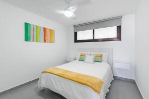 Łóżko lub łóżka w pokoju w obiekcie BuenaVista Sunflower Apartment in Playa La Arena