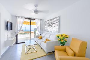 Telewizja i/lub zestaw kina domowego w obiekcie BuenaVista Sunflower Apartment in Playa La Arena
