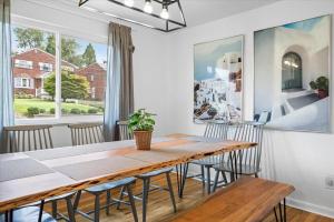 - une salle à manger avec une table et des chaises en bois dans l'établissement Stylish and Bright 4 Bedroom Home, Amazing Yard with Firepit, Game Room, à Pittsburgh